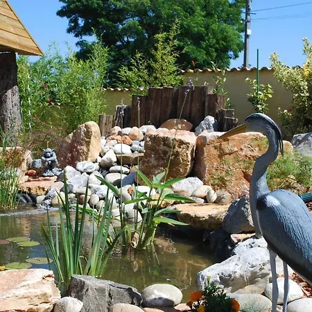 D'hotes Le Bouchon Genassien Bed & Breakfast